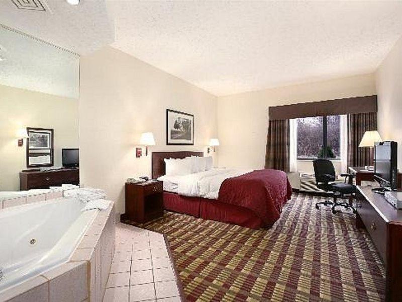 Baymont By Wyndham Boston Heights/Hudson Hotel Екстериор снимка