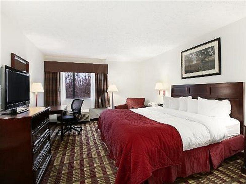 Baymont By Wyndham Boston Heights/Hudson Hotel Екстериор снимка