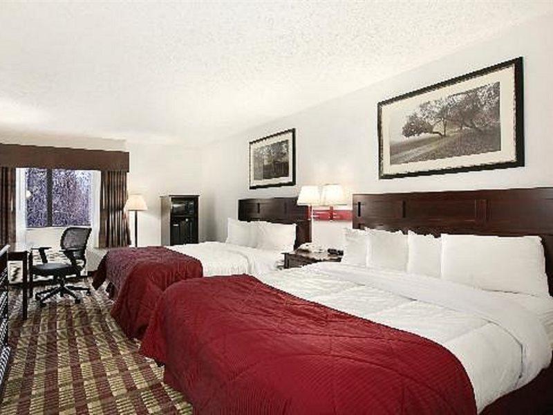Baymont By Wyndham Boston Heights/Hudson Hotel Екстериор снимка
