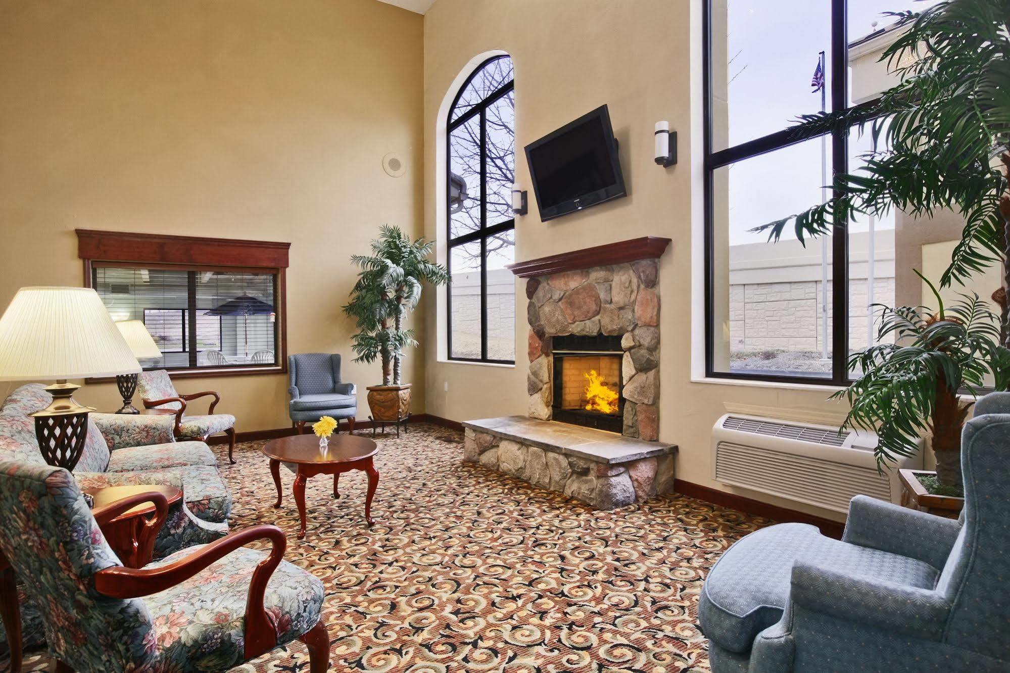 Baymont By Wyndham Boston Heights/Hudson Hotel Екстериор снимка