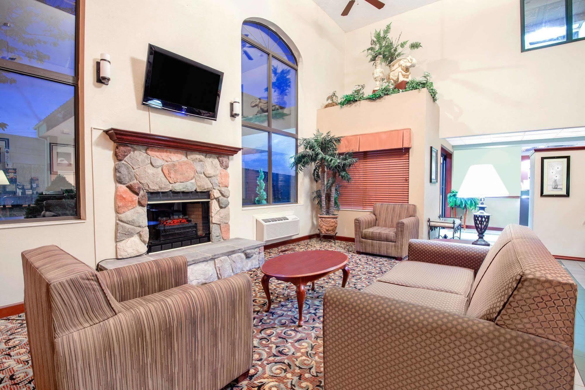 Baymont By Wyndham Boston Heights/Hudson Hotel Екстериор снимка