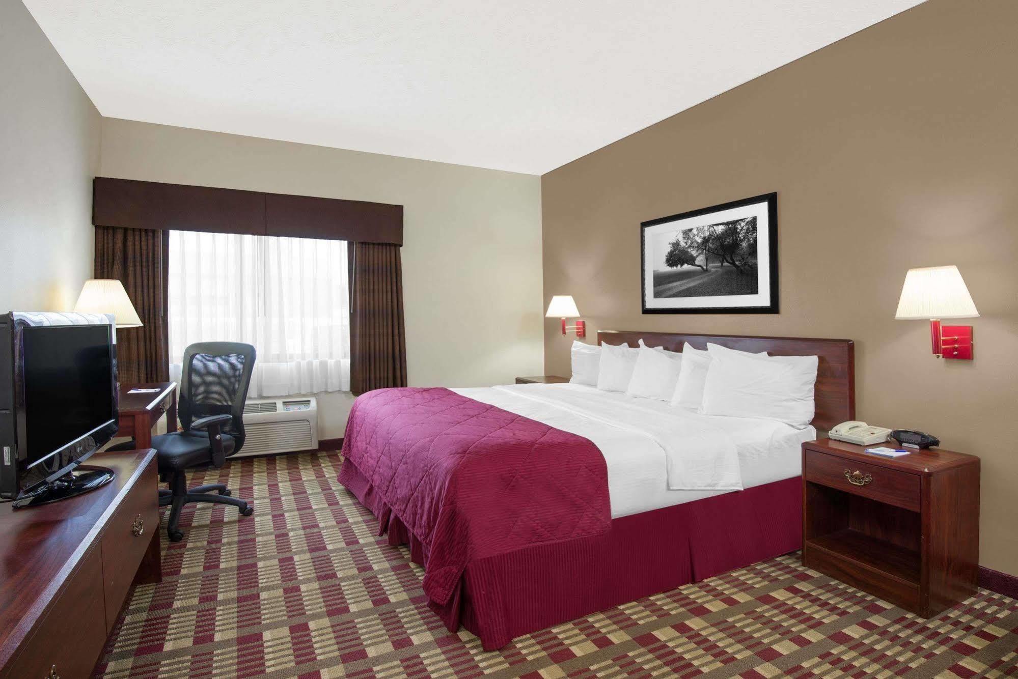 Baymont By Wyndham Boston Heights/Hudson Hotel Екстериор снимка