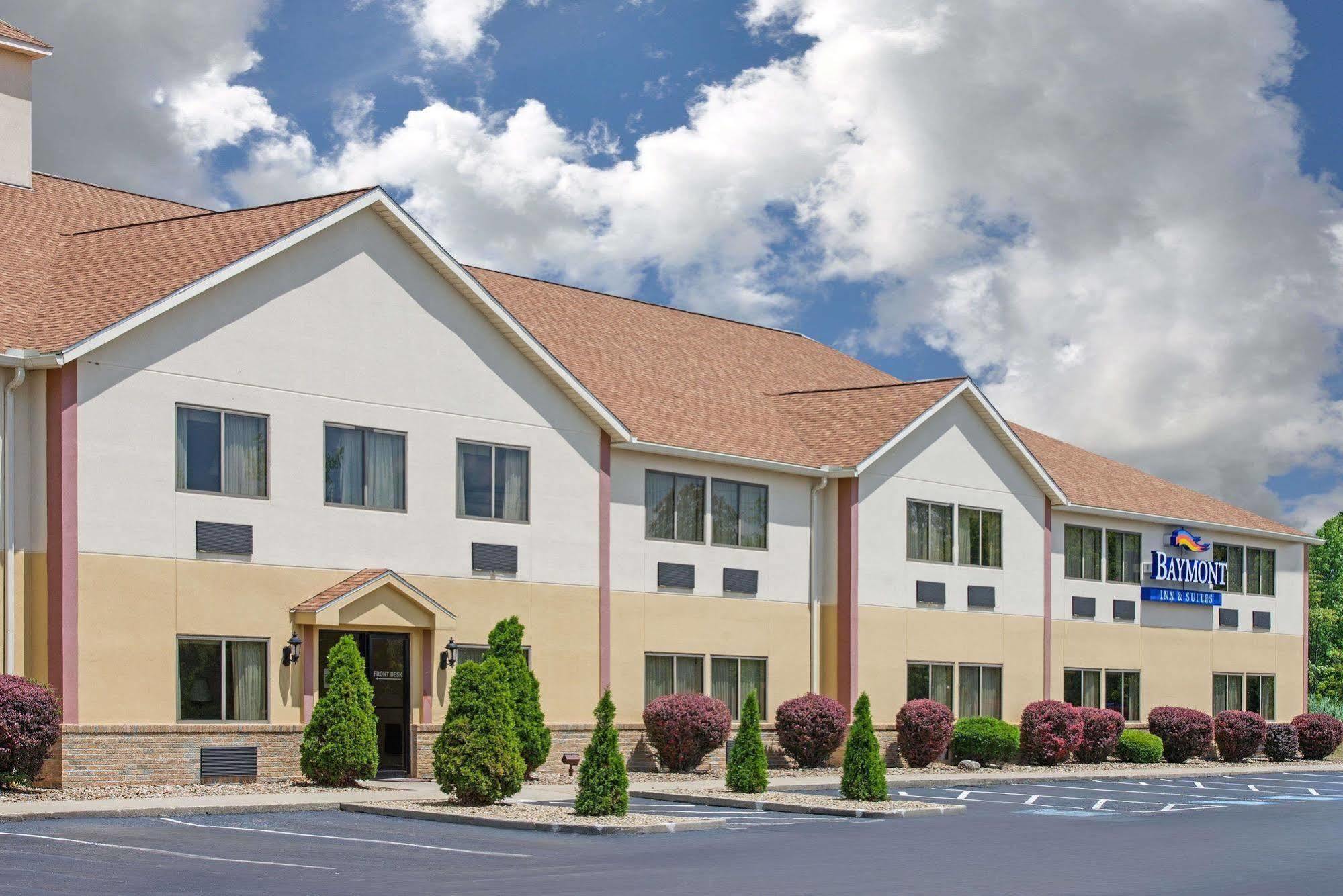 Baymont By Wyndham Boston Heights/Hudson Hotel Екстериор снимка