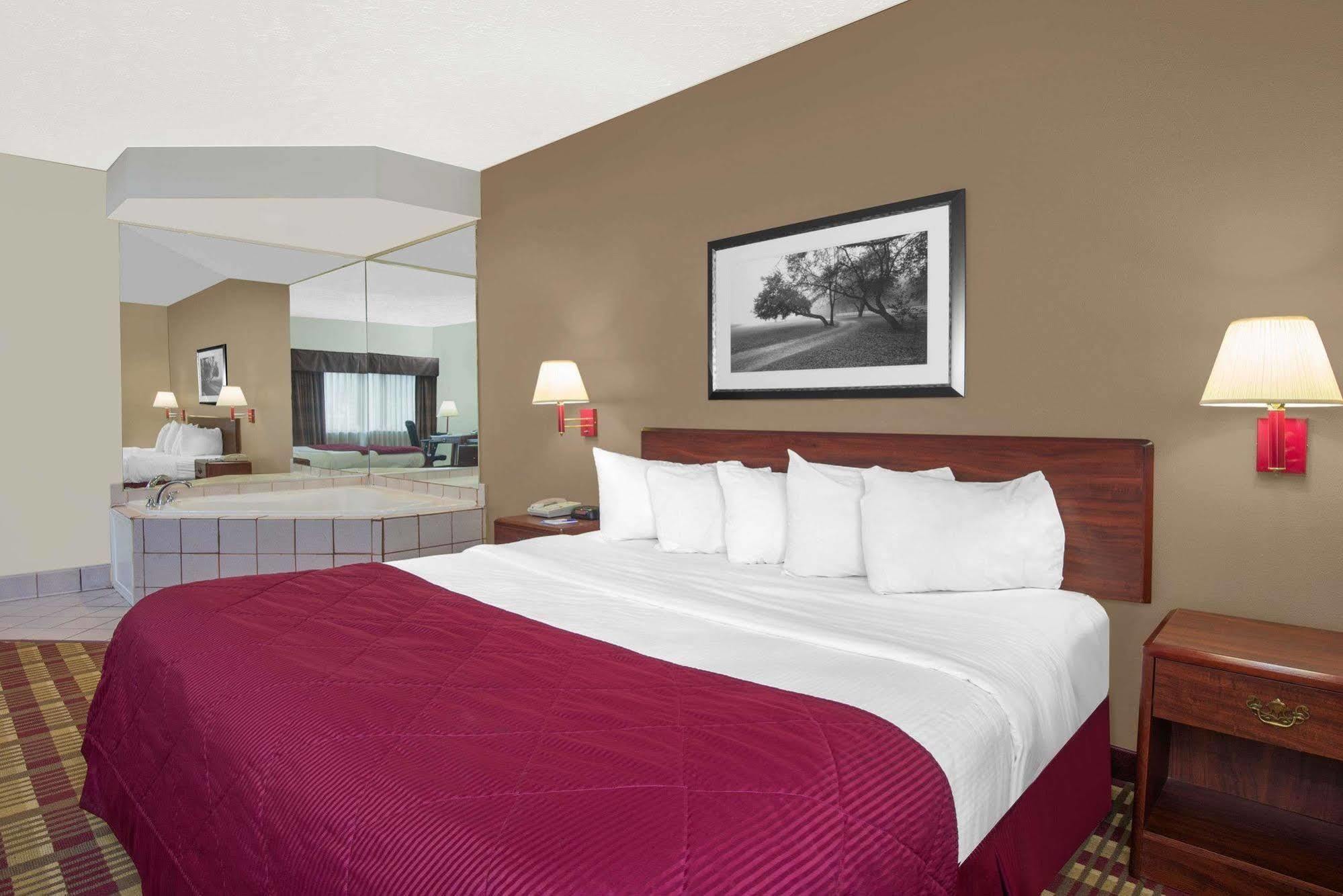 Baymont By Wyndham Boston Heights/Hudson Hotel Екстериор снимка