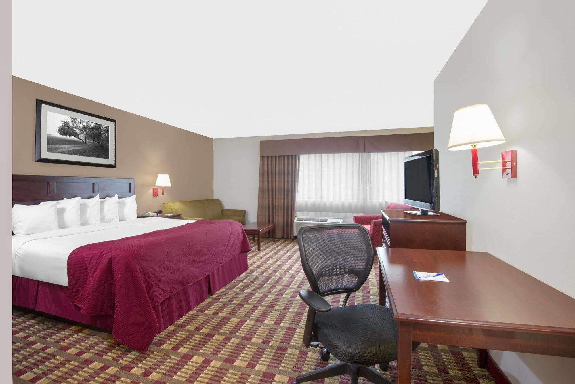 Baymont By Wyndham Boston Heights/Hudson Hotel Екстериор снимка